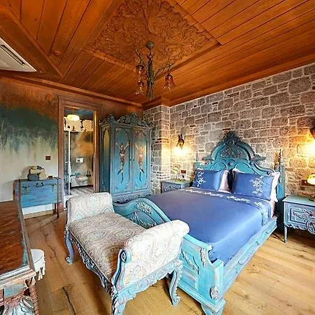 Hotel Naz Su Cunda 3*